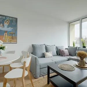 Luxurious 3br Center Apartment